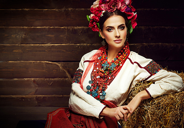Křehká krása ukrajinských věnců. Ženy se jimi zdobí na svatbu i na protest