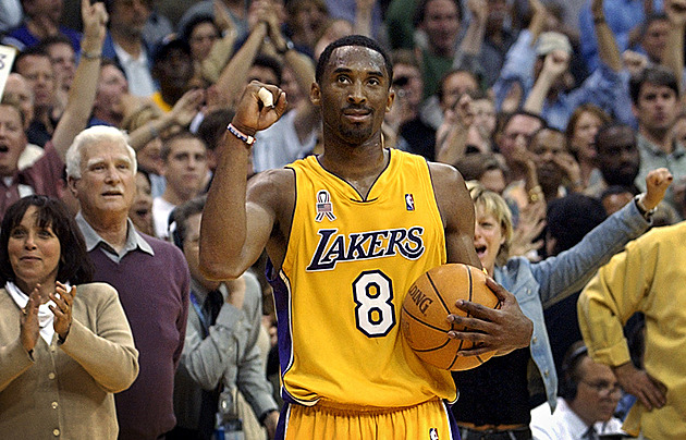 Lakers před arénou odhalili druhou sochu tragicky zesnulého Bryanta