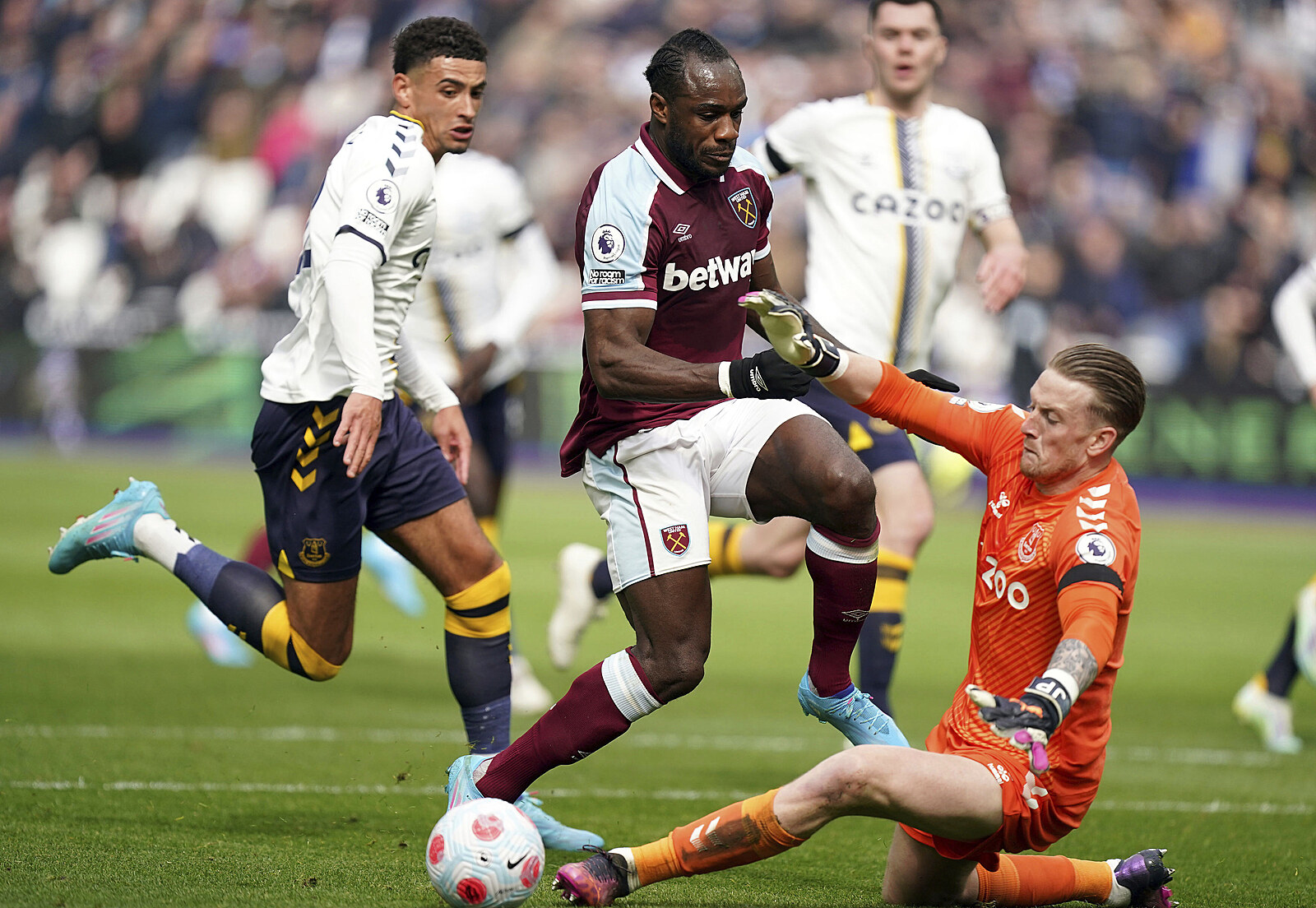 West Ham se Součkem zdolal Everton, Dúbravka dostal na Tottenhamu pět gólů