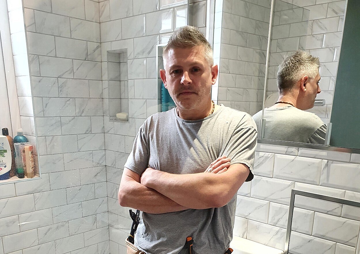 Instalatér a nyní u� i zp�vák Kev Crane. (29. b�ezna 2022)