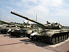 Trojice modernizovaných variant tank (zprava) T-64, T-72 a T-80. Paradoxem...