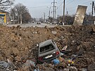 Mariupolská silnice poniená bombardováním (31. bezna 2022)