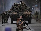 Ukrajintí vojáci po bojích s ruskými jednotkami u Kyjeva. (2. dubna 2022)