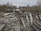 Ukrajintí vojáci stojí na znieném most v okolí ernobylu. (5. dubna 2022)