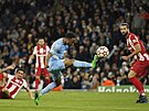 Raheem Sterling (Manchester City) si zpracovává vysoký balon v utkání proti...