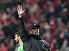 Jürgen Klopp zdraví fanouky Liverpoolu po výhe na hiti Benfiky Lisabon.