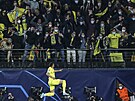 Arnaut Danjuma slaví s fanouky Villarrealu gól v Lize mistr proti Bayernu.