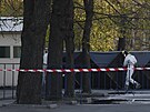 Do brány ruského velvyslanectví v Bukureti narazilo auto a zaalo hoet. idi...
