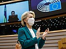 Pedsedkyn Evropské komise Ursula von der Leyenová tleská projevu ukrajinského...
