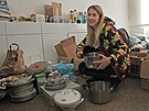 Ukrajinská uprchlice Anna Rybak si vybírá nkteré vci z mariánskohorského...