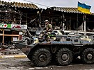 Ukrajintí vojáci po osvobození msta Bua v Kyjevské oblasti (2. dubna 2022)