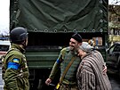 Starí ena objímá v mst Bua ukrajinského vojáka poté, co Ukrajina znovu...