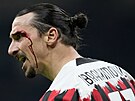 Rozezlený Zlatan Ibrahimovic z AC Milán s krvavým rámem nad okem.