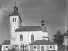 Albrechtick� kapli�kov� h�bitov v roce 1947. Pohled na kostel sv. Petra a Pavla