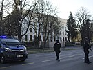Do brány ruského velvyslanectví v rumunské Bukureti narazilo osobní auto. (6....