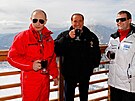 Bývalý italský premiér Silvio Berlusconi a ruský prezident Vladimir Putin jet...