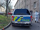 Policisté u místa netstí v Ostrav-Mariánských Horách, kde pi výbuchu v...