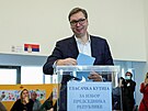 Srbský prezident Aleksandar Vui ve volební místnosti (3. dubna 2022)