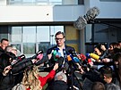 Srbský prezident Aleksandar Vui mluví s médii poté, co odvolil. (3. dubna...
