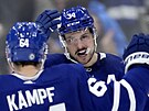 Auston Matthews (34) a David Kämpf oslavují trefu Toronto Maple Leafs.