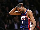 Kevin Durant z Brooklyn Nets si drbe hlavu.