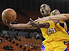 Kobe Bryant (24) z Los Angeles Lakers zakonuje v zápase s Golden State...