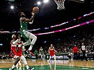 Jaylen Brown (7) z Boston Celtics útoí na ko Washington Wizards. Sleduje ho i...