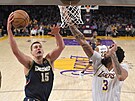 Nikola Joki (vlevo) z Denver Nuggets atakuje ko Los Angeles Lakers, brání...