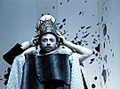 Luká Píkazký v titulní roli Richarda III. v Dejvickém divadle