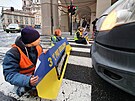 Klimatití aktivisté ji druhý týden v centru Prahy blokují dopravu. (8. dubna...