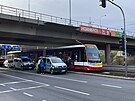 Tramvaj srazila chodce v Praze na ulici Plze�sk�.