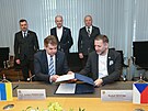 Hejtman Plze�sk�ho kraje Rudolf �pot�k (vpravo) a velvyslanec Ukrajiny v �R...