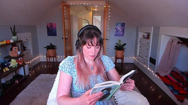 Video, jak si streamerka potichu �te knihu, nasbíralo na Twitchi ji� více ne�...