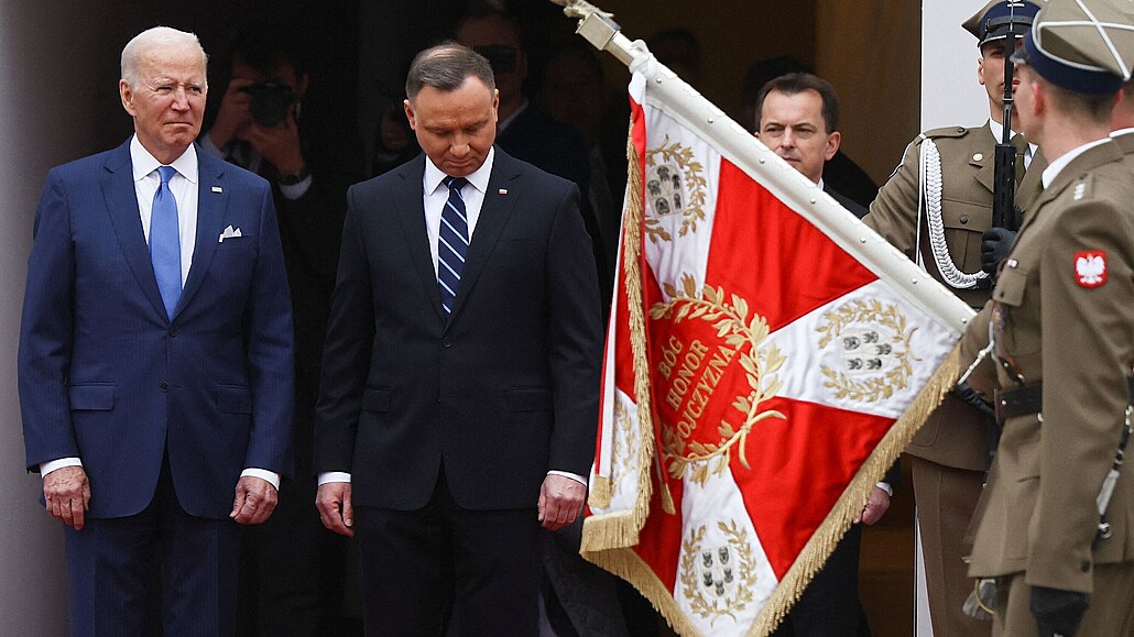 Americký prezident Joe Biden bhem návtvy Varavy. Vpravo od nj polský...