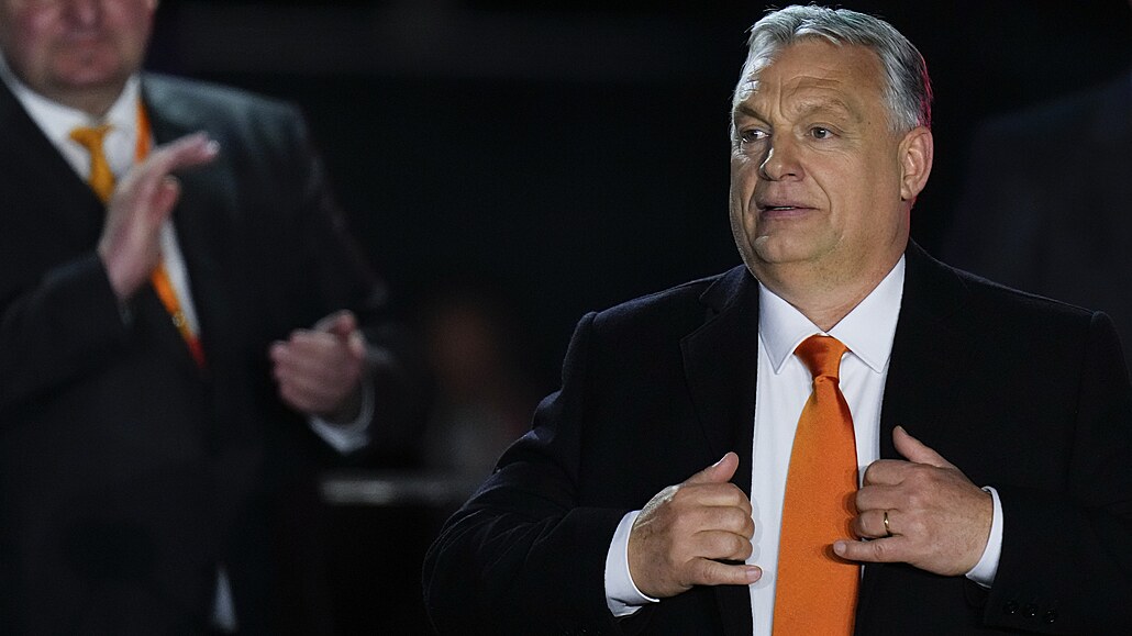 Maarský premiér Viktor Orbán slaví vítzství v parlamentních volbách (4. dubna...