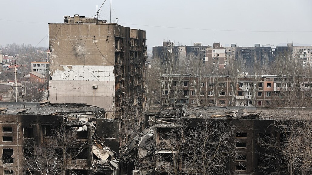 Domy v obléhaném Mariupolu poniené válkou (31. bezna 2022)