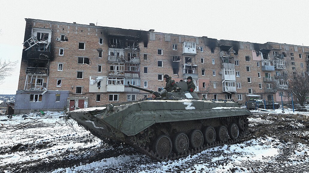 Prorutí separatisté hlídkují s tankem v Doncku. (11. bezna 2022)