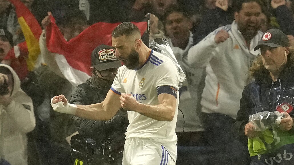 Karim Benzema (Real Madrid) slaví gól ve tvrtfinále Ligy mistr proti Chelsea.