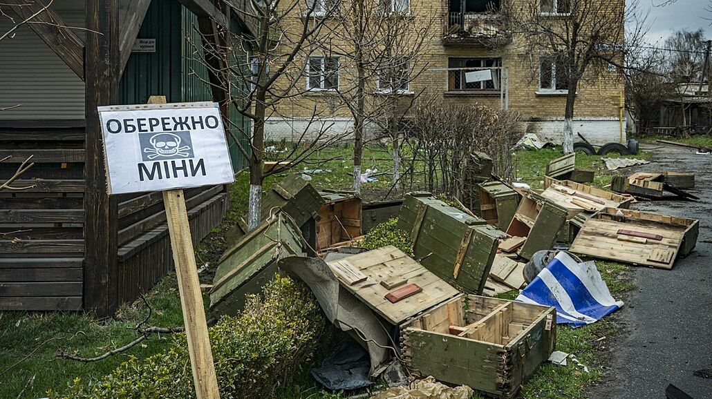 Cedule v osvobozeném ukrajinském mst varuje ped minami zanechanými ruskými...