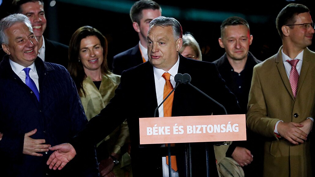 Maďarský premiér Viktor Orbán  po oznámení průběžných výsledků parlamentních...
