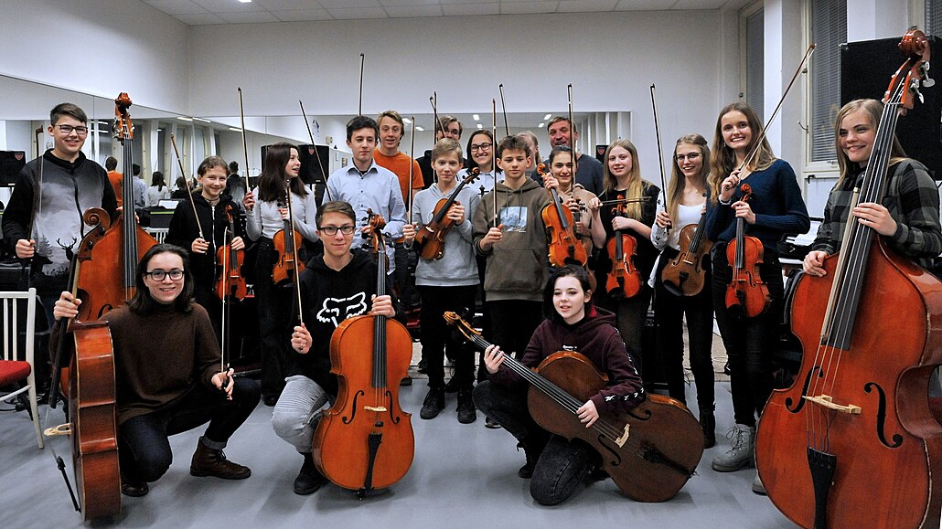 Face Less String Orchestra Za první cenu smyčcového Smiling String Orchestra může i turné po ...
