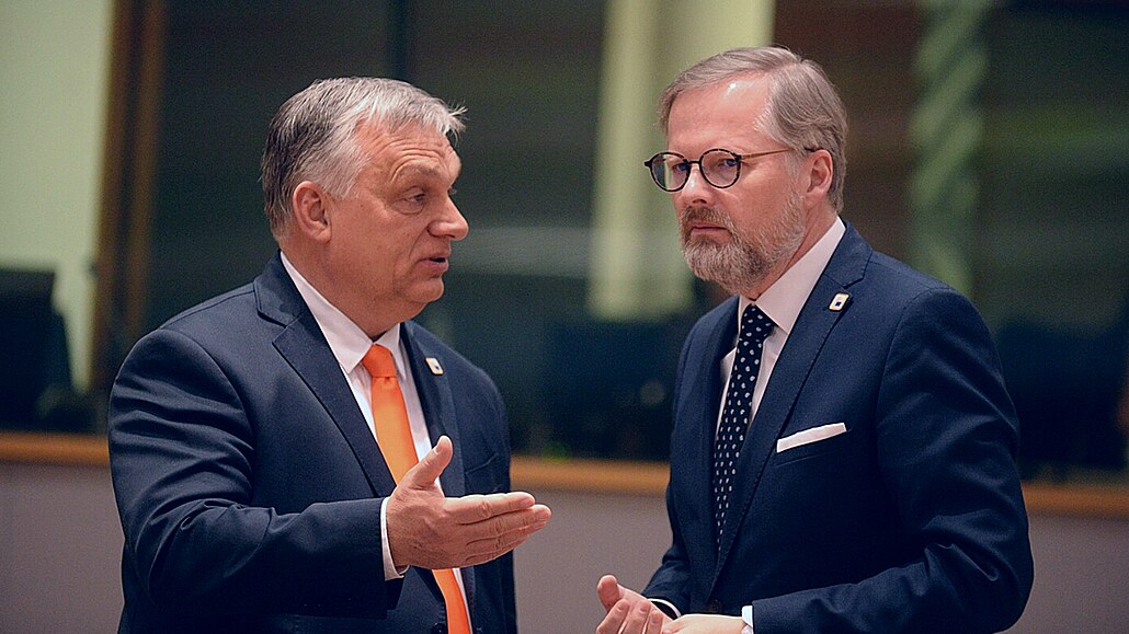 Český premiér Petr Fiala hovoří během summitu EU se svým maďarským kolegou...