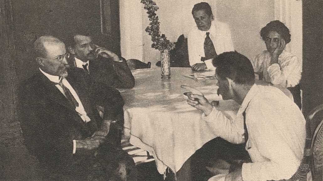 T. G. Masaryk pi disputaci s Maximem Gorkým roku 1912