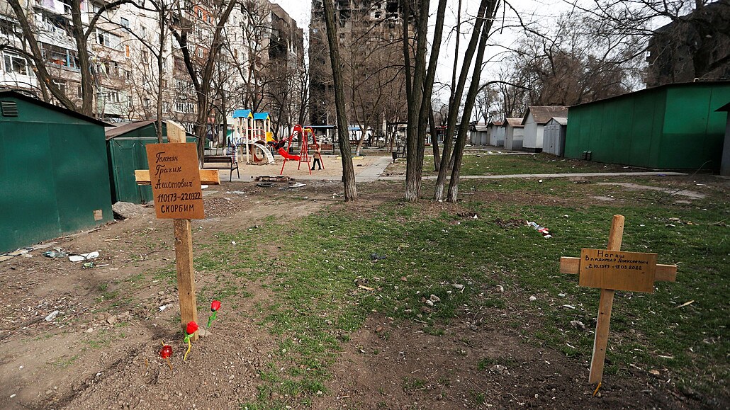 Hroby obyvatel ukrajinského Mariupolu, jednoho z nejvíce zasaených mst ruskou...
