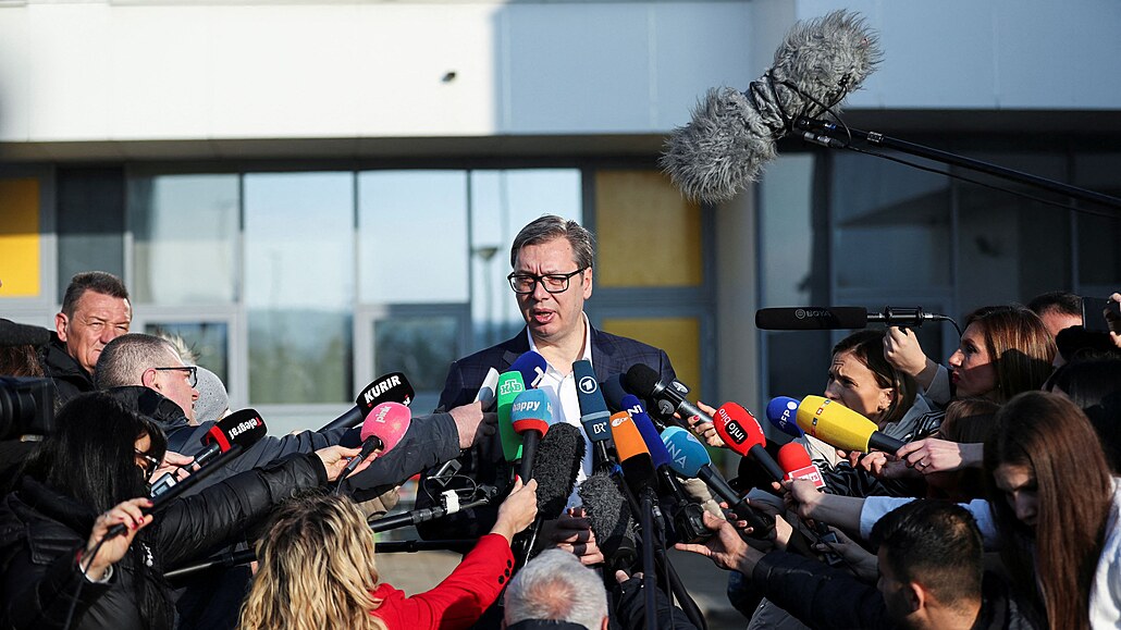 Srbský prezident Aleksandar Vu�i� mluví s médii poté, co odvolil. (3. dubna...