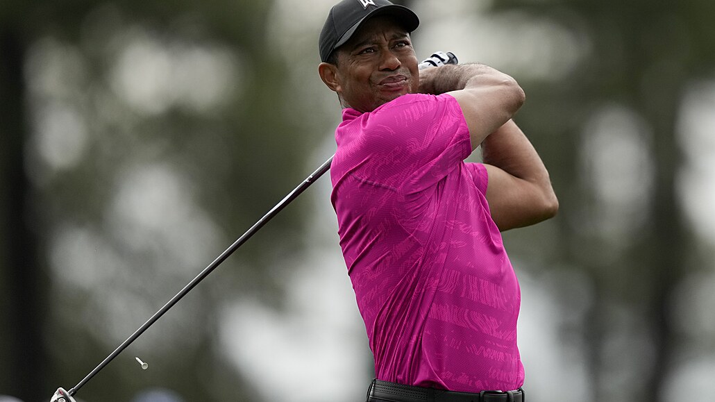 Tiger Woods bhem prvního dne turnaje Masters v August.