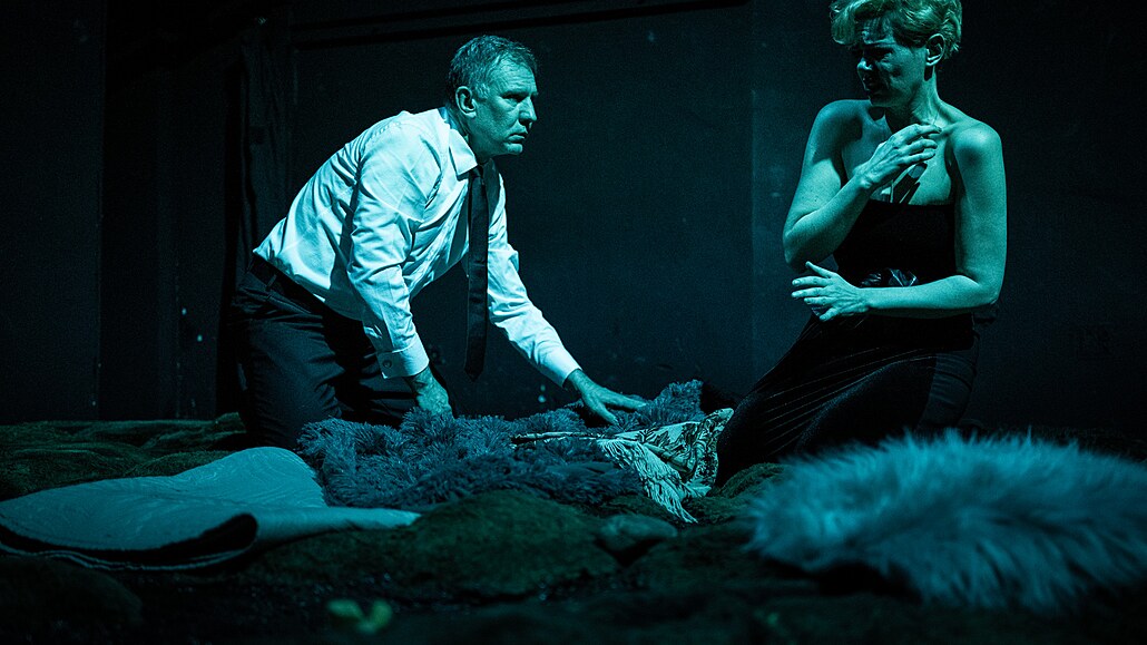 Martin Finger a Lucie �á�ková v p�edstavení Macbeth