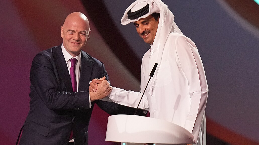Gianni Infantino, pedseda FIFA, si podává ruku s katarským emírem Tamimem bin...