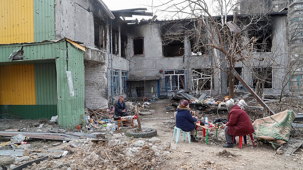 Obyvatelky obléhaného Mariupolu spolen sdílí jídlo. (1. dubna 2022)