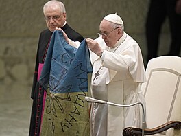 Pape Frantiek odsoudil masakr v Bui a vztyil ukrajinskou vlajku, který mu...